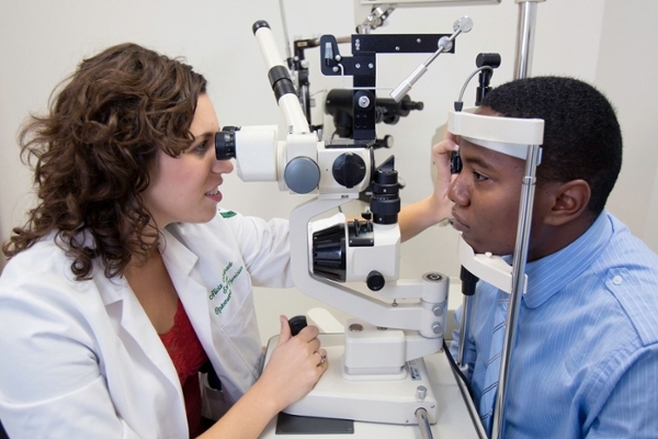 optometrist student working with patient